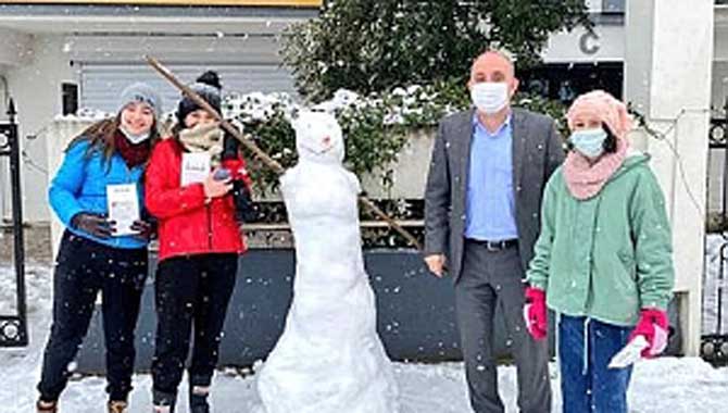 Kılıç, çocukların kar sevincine ortak oldu.