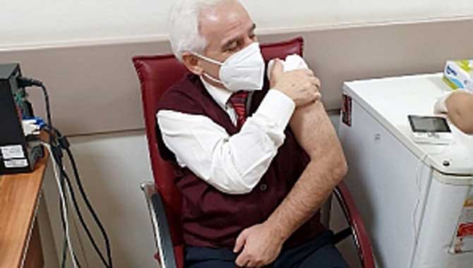  Sağlık çalışanları CoronaVac aşısı oldu