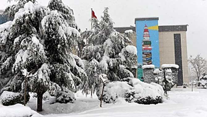 Sakarya Üniversitesi Beyaza Büründü