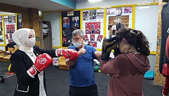 ATABEK ŞAMPİYONLA BOKS YAPTI