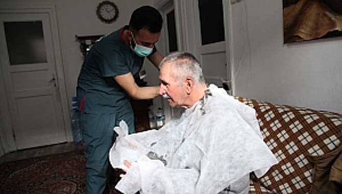Büyükşehir'den yaşlılara evde berber hizmeti