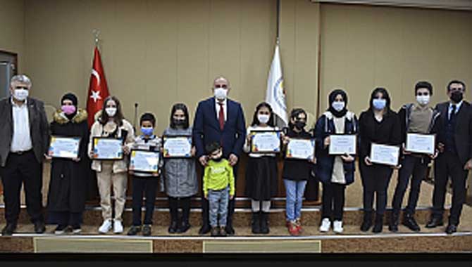 DERECEYE GİREN ÖĞRENCİLERİN ÖDÜLLERİ TAKDİM EDİLDİ