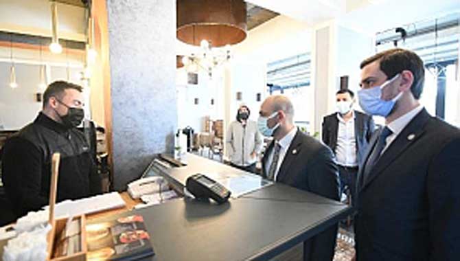 Esnafın karşısındalar