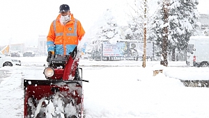 Kaldırımlar Kardan Temizleniyor