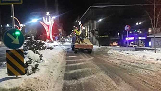 Karasu Belediyesi Kar Mesaisini Sürdürüyor