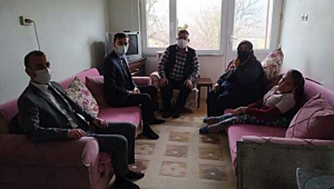 Küçük Şehit aileleri ve Gazi ve yakınlarını evlerinde ziyaret etti. 