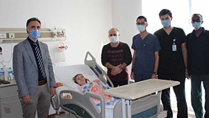 Minik Sümeyye sol böbreğindeki taştan kurtuldu 