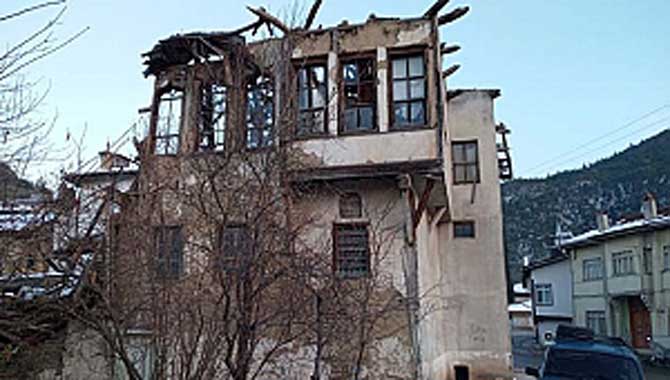 TARAKLI’DA METRUK BİNALAR TEHLİKE SAÇIYOR