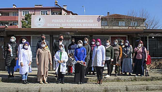 BAŞKAN GÜNDOĞDU KADINLARA ÇİÇEK DAĞITTI