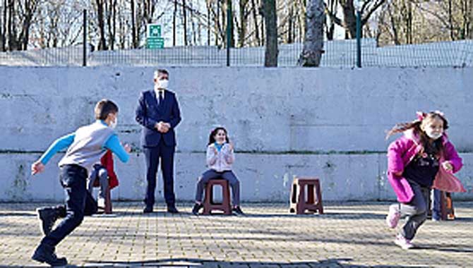 Millî Eğitim Bakanı Ziya Selçuk Sakarya'da. 