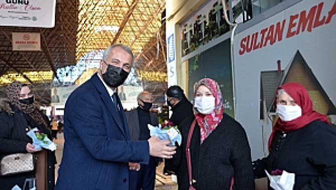 PAZAR YERİNDE ÇİÇEKLERLE KARŞILADILAR 