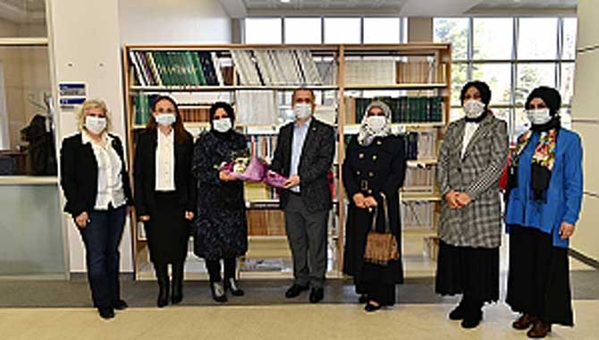 Rektör Savaşan’dan 8 Mart Dünya Kadınlar Gününde Çiçekli Kutlama