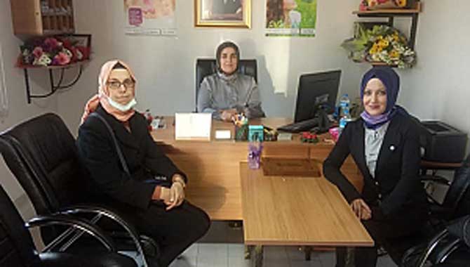 Sevgi Demir, çalışan kadınlara karafil dağıtımı yaptı