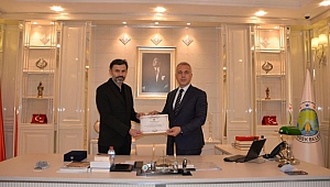 BAŞKAN BABAOĞLU'DAN MARTİN’E PLAKET