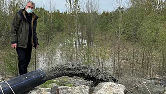 Elektrik üretimine engel olan çamurlar temizleniyor