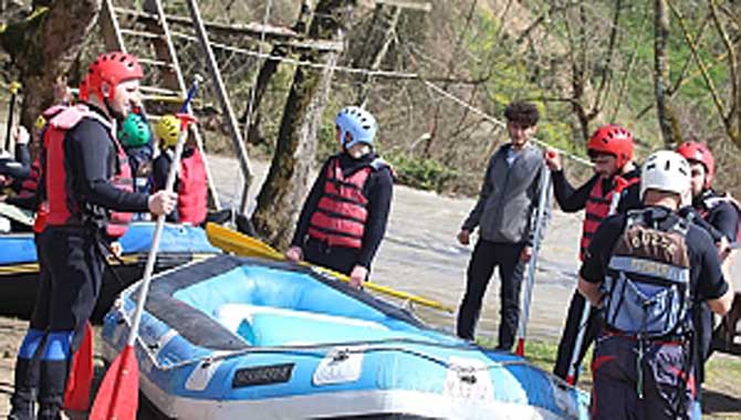 Gönüllü Gençler Serin Sularda