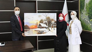  Hastane koridorları tablolarla renklendi