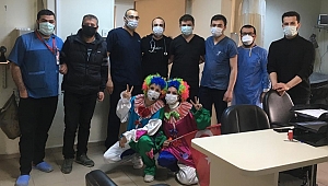 Hastanedeki çocukları ve meslektaşlarını da unutmadı