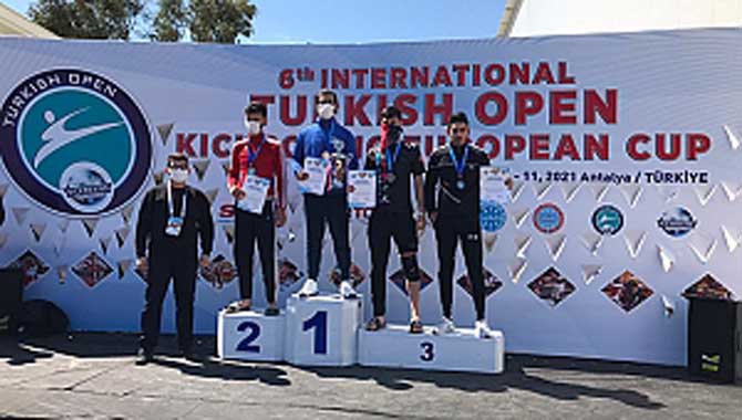 Kick Boks’ta Büyükşehirli sporcular kürsüde