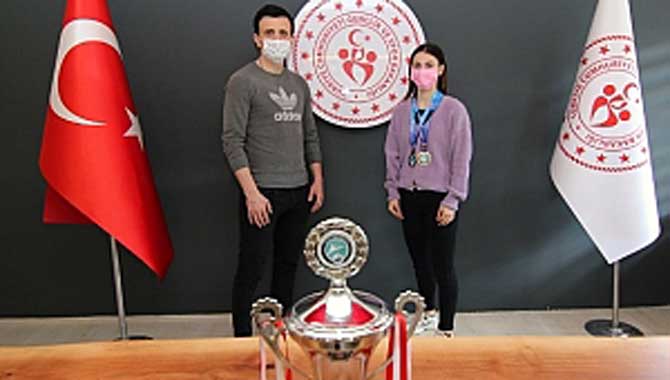 Sakarya’lı Altın Kız Tataminin Tozunu Attırdı.