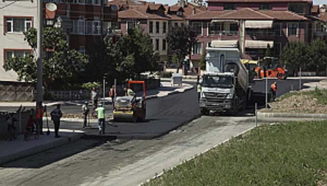 Bağlar Caddesi’nde sıcak asfalt çalışmaları başladı