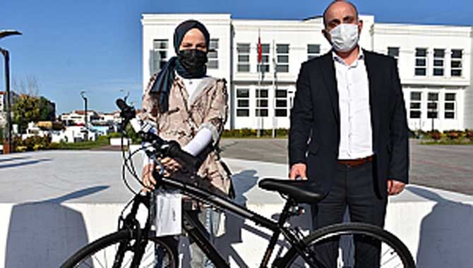 BAŞKAN KILIÇ GENÇLERİN HEDİYELERİNİ TAKDİM ETTİ