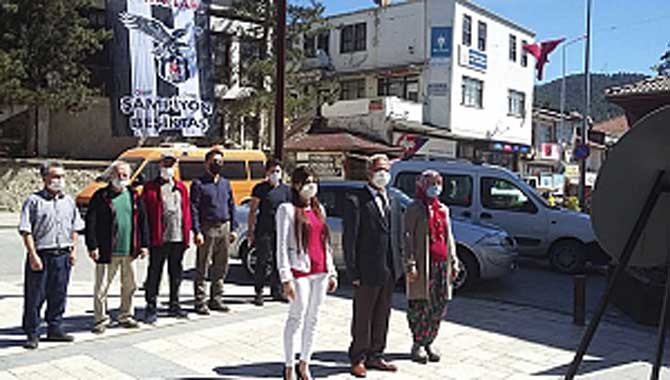 CHP'den Atatürk Anıtı'na çelenk