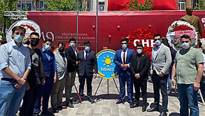 İYİ Parti Gençlik Kolları Atatürk Anıtına çelenk bıraktı