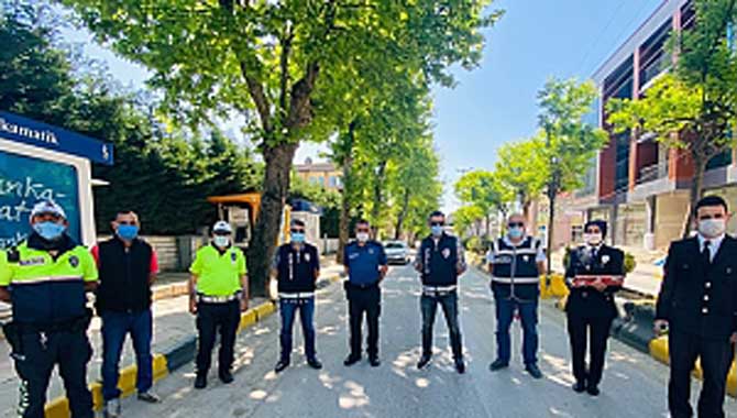Kaynarca Polisi sokakta halkla bayramlaştı