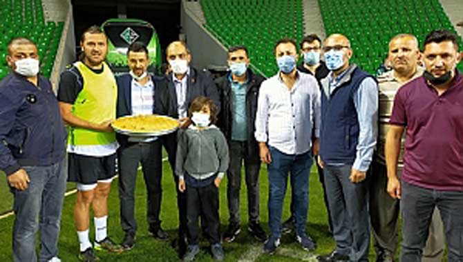Sakaryasporlu futbolculara final maçı öncesi baklava ikramı