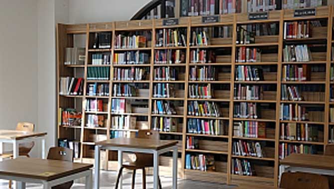 Serdivan Fikir Sanat Kütüphanesi Kitapseverleri Ağırlıyor