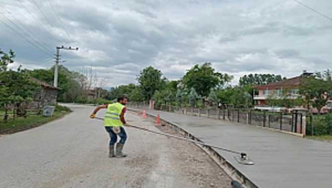 Beton Yaya Yolu İmalatı Akyazı’da Devam Ediyor