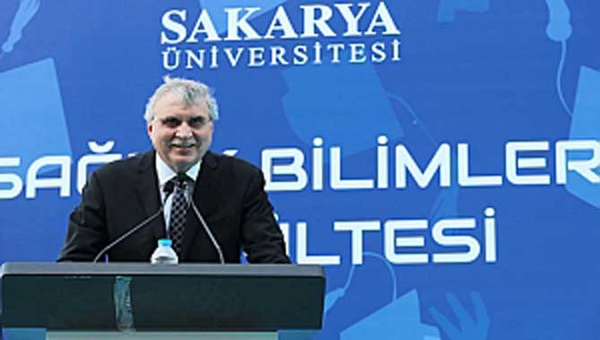 Bir anne gibi şefkatli olan sağlıkçılarımız son 2 yılın kahramanlarıdır