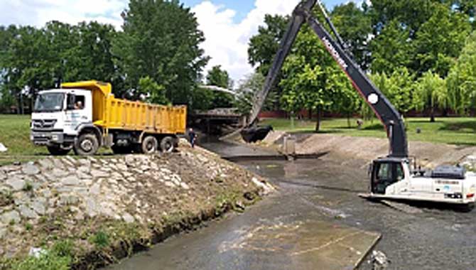 Büyükşehir Dünya Çevre Günü’nde Çark Deresi’ni Temizledi