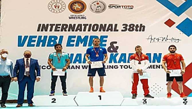 Büyükşehir’in güreşçisi ülkeye milli gururu yaşattı