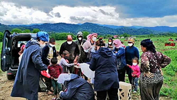 Sağlıkçılar çocukları sevindirdi