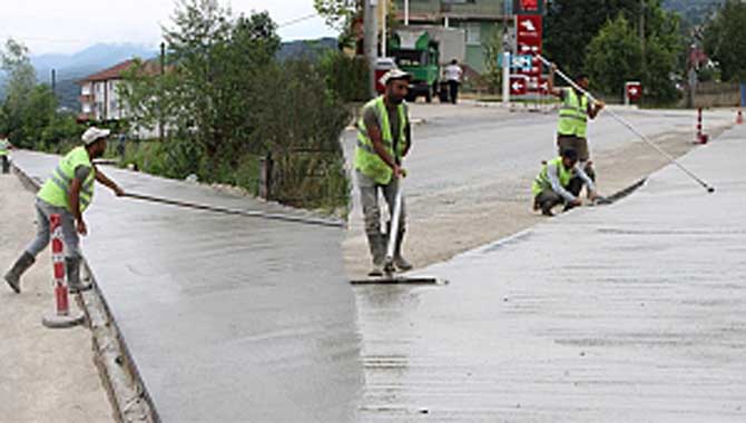 Akyazı Harunusta’ya beton yaya yolu