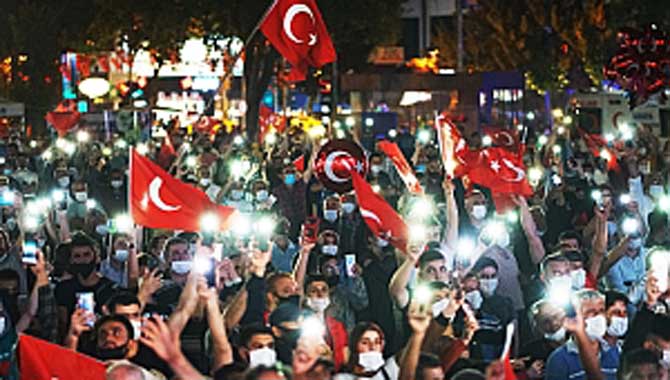 Bayrağına aşık Sakarya halkı hainlere hiçbir zaman fırsat vermeyecektir