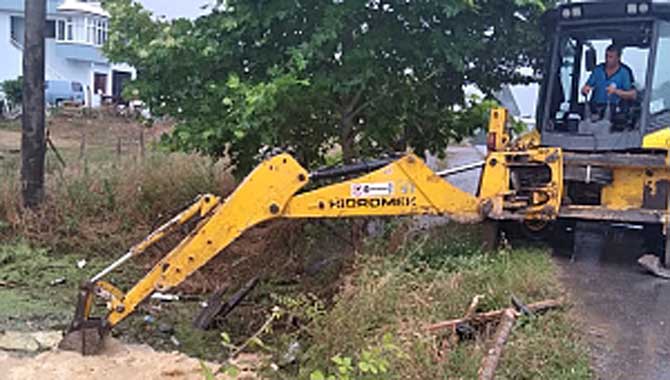 Büyükşehir afet bölgesinde yaraları sarıyor