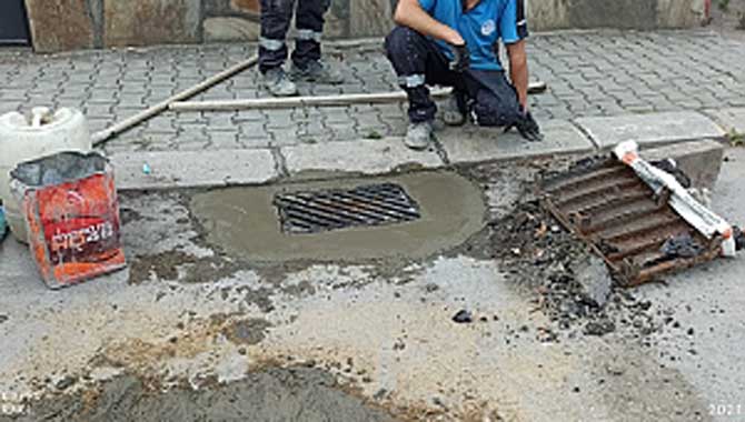 Büyükşehir Belediyesi’nden yağmur mazgallarına müdahale