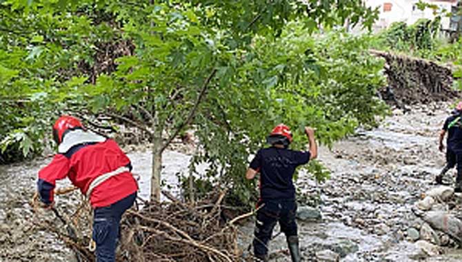 Selin yaralarını saran ekipler, diğer tarafta kayıp vatandaşı arıyor