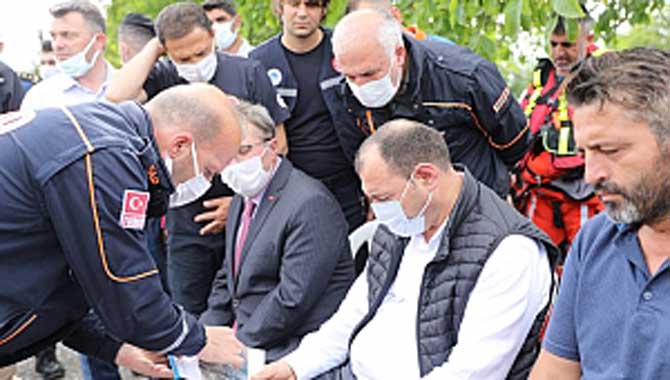 Vali Kaldırım Karasu da Nehirde Kaybolan Genci Arama Çalışmalarını Yerinde İnceledi
