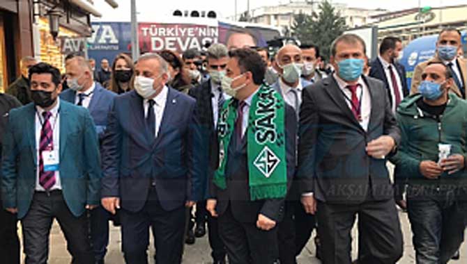 BABACAN, PERDECİLER ÇARŞISI ESNAFINI ZİYARET ETTİ ‘Esnaf: Millete fiyat vermekten utanıyorum’