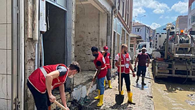 KIZILAY SAKARYA GÖNÜLLÜLERİ SEL FELAKETİNİN YAŞANDIĞI BOZKURT’TA