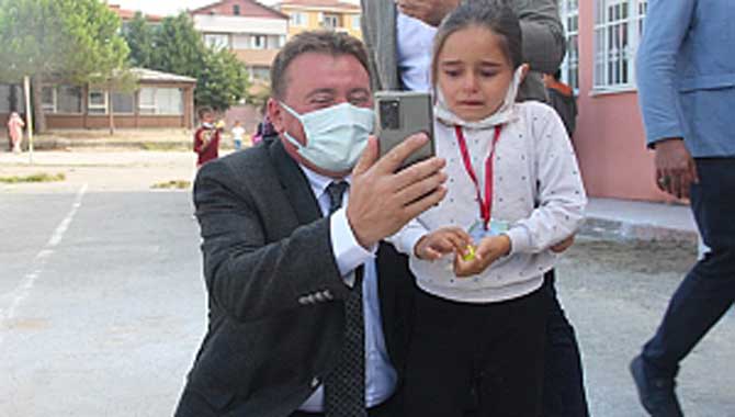 BAŞKAN GÜNDOĞDU, AİLESİNİ ÖZLEYEN KIZ ÇOCUĞUNU BABASIYLA GÖRÜŞTÜRDÜ