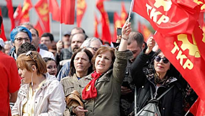 Günlük dijital gazete Boyun Eğme bugünkü sayısında Türkiye Komünist Partisi'nin Pazar günü Kartal'da düzenleyeceği mitinge çağrı yapıyor.