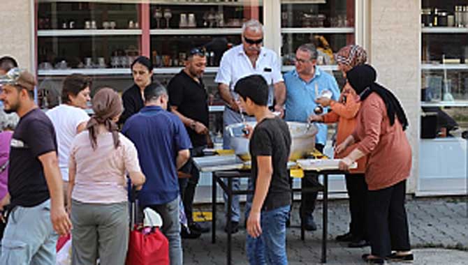 Huzur Ev Yemekleri’nden Aşure dağıtım