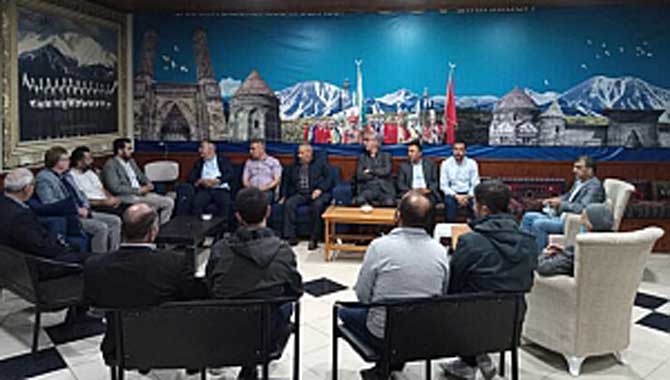 İYİ Parti Adapazarı teşkilatı Sakarya Erzurumlular Derneğini ziyaret etti