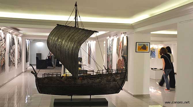 Kıbrıs Modern Sanat Müzesi ''Yeni Öğretim Yılı'' sergisi, Yakın Doğu Üniversitesi Atatürk Kültür ve Kongre Merkezi Sergi Salonunda, Tokat Protokol Heyeti onuruna verilen resepsiyonla açıldı