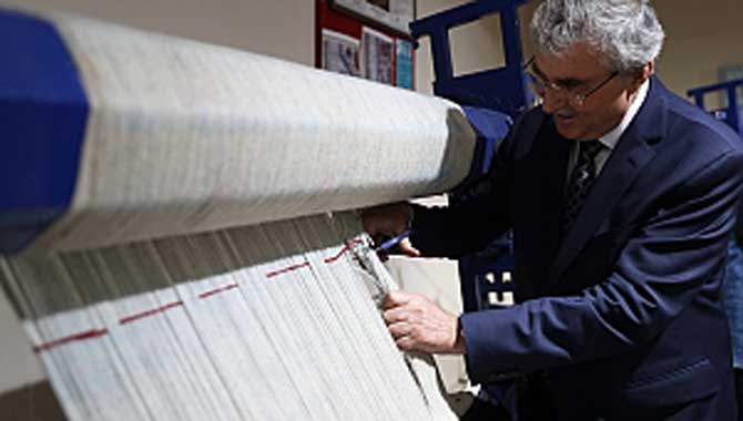 Başkan Yüce, Yağcıbedir halısının kesimini yaptı 